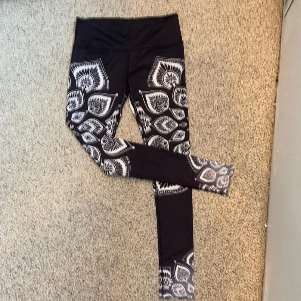 Black and White Patterned Leggings